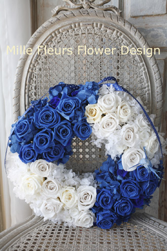 青バラと白バラのリース: フラワーアレンジメント・Floral Comfort