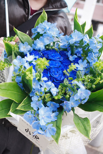 bluerosebouquet1.jpg