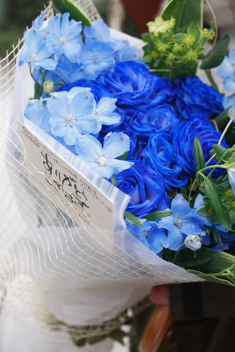 bluerosebouquet2.jpg