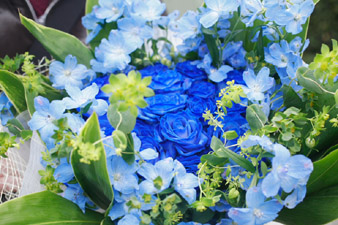 bluerosebouquet3.jpg