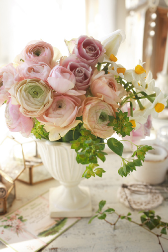 パステルカラーのラナンキュラス: フラワーアレンジメント・Floral Comfort